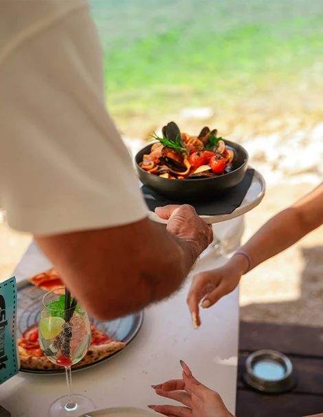 Mediterranean food, cocktails and evenings close to the sea.